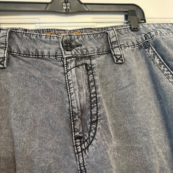 Men's True Religion Classic Fit Shorts sz 38 x‎ 23 Washed & Worn Gray Studded - Picture 9 of 9